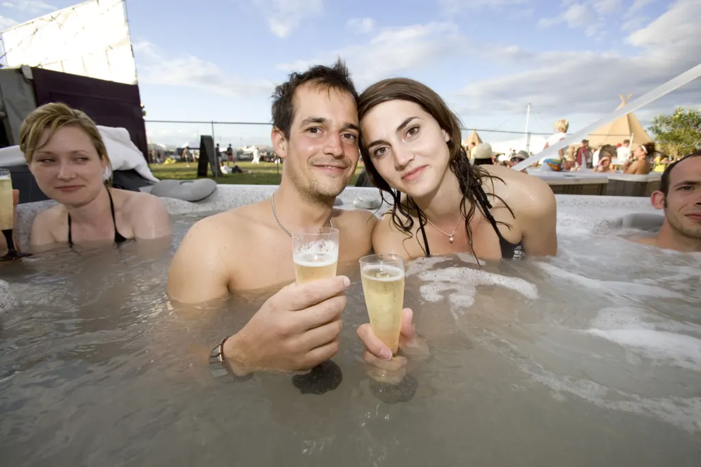Festivalgoers and atmosphere at Global Gathering 2009